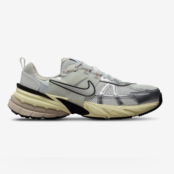 Nike Shoes - Nike V2K Run size 10